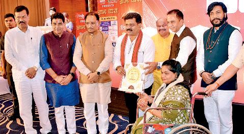 ज्ञान धारा में शिक्षकों का सम्मान, सम्मानित करने मंच से नीचे आए मुख्यमंत्री साय