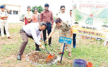 रक्षित केंद्र में पौधरोपण कर दिया गया पर्यावरण संरक्षण का संदेश