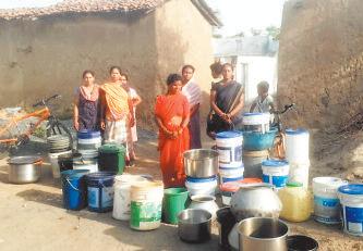 करोड़ों के ठेके के बाद भी प्रभावित ग्रामीणों को नहीं हो रही पानी की आपूर्ति