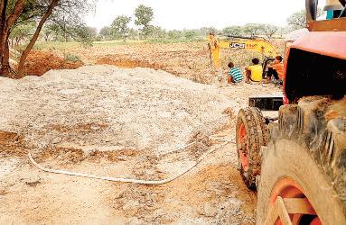 तालाब में डस्ट डालने के मामले में सरपंच को नोटिस