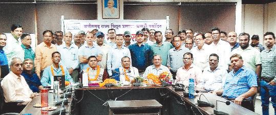 एबीवीटीपीएस से सेवानिवृत्त हुए अधीक्षण अभियंता सहित दो कर्मचारियों को दी गई विदाई