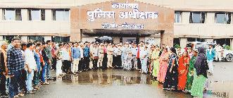 सरपंच प्रतिनिधि के खिलाफ शिकायत को लेकर एसपी दफ्तर पहुंचे ग्रामीण