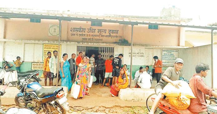 अंगूठा लगाने के लिए आधे घंटे की मशक्कत उसके बाद भी लोगों को नहीं मिल रहा राशन