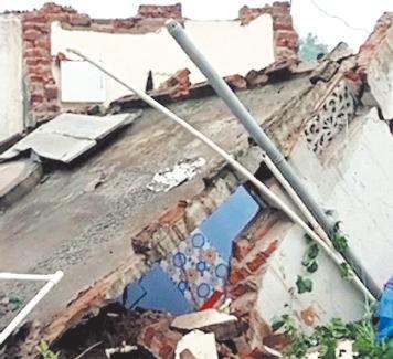 बारिश से मकान का बरामदा और बाथरुम धराशई