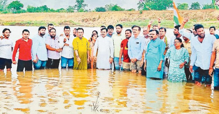 रेत की कीमत सहित अवैध उत्खनन भंडारण, अरपा में किया जल सत्याग्रह