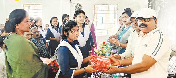 छात्राओं को तिलक व पुष्प गुच्छ भेंट कर मनाया गया शाला प्रवेश उत्सव