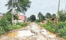करोड़ों की सड़क अधर में, बारिश में लोगों का चलना हुआ मुश्किल