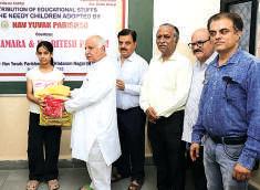 गरीब मेधावी विद्यार्थियों को शैक्षणिक सामग्रियां बांटी
