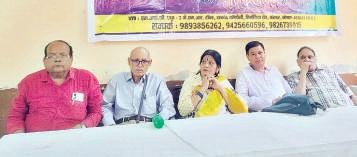 भूल चुके हम पाती वो नेह की, पिता के प्यार और मां के स्नेह की...