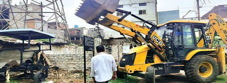 चार छप्परों पर चला बुलडोजर, 10 साल से था ठेकेदार का कब्जा