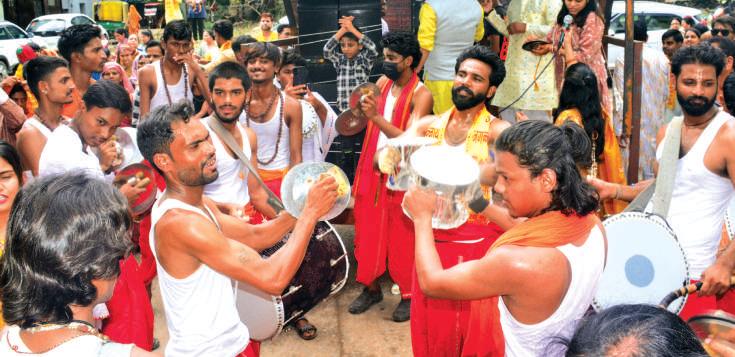 रथ में सवार होकर नगर भ्रमण पर निकले भगवान जगन्नाथ