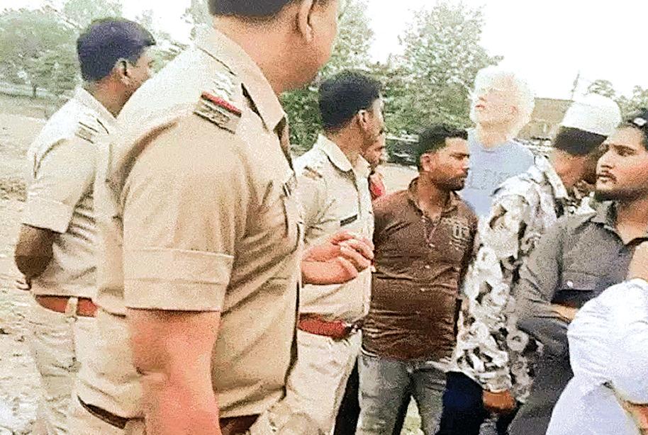 गोशाला निर्माण को लेकर विवाद मामला गोशाला के शेड का काम रुकवाया किया विरोध, 15 दिन में होगी जांच