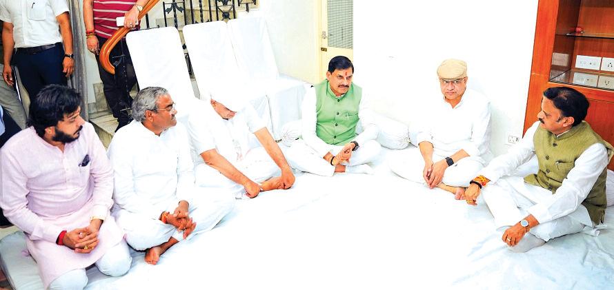 मुख्यमंत्री व डिप्टी सीएम ने जोधपुर में रेल मंत्री वैष्णव के पिता को अर्पित की पुष्पांजलि