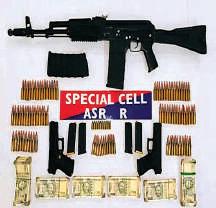 5 गिरफ्तार, एके असॉल्ट राइफल 2 पिस्टल और 7.5 लाख बरामद