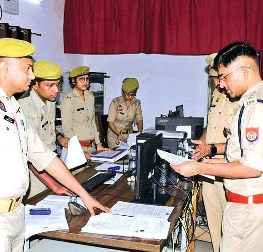 पुलिस अधीक्षक ने ललितपुर शाखा का किया निरीक्षण