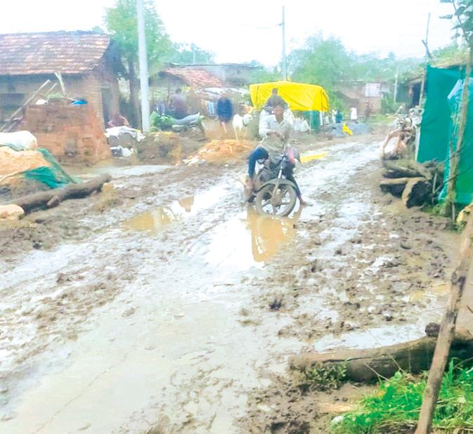 जर्जर सड़कों से बारिश में हो रही परेशानी