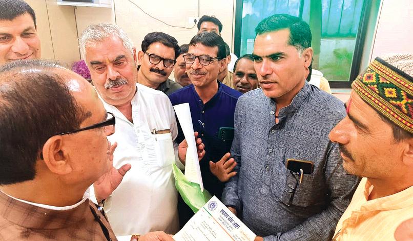 केंद्रीय मंत्री चौहान से मिले सरपंच संघ प्रतिनिधि मंडल ने बताई समस्याएं