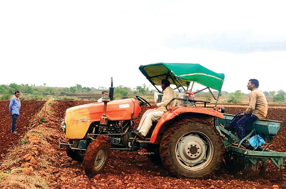 बारिश थमते ही क्षेत्र के किसान तेजी से खेतों में कर रहे बोवनी कार्य