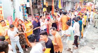 अनेक श्रद्धालु ने अपने हाथों से खींचा भगवान का रथ