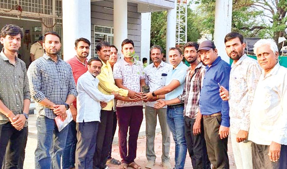 प्रभात फेरी एवं झंडा मंडली में पुलिस व्यवस्था उपलब्ध कराने सौंपा ज्ञापन