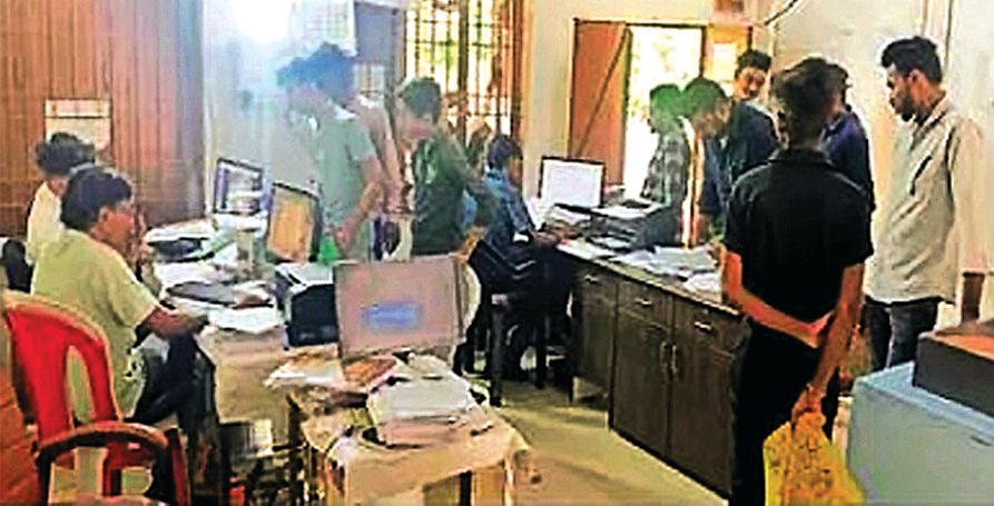 लोक सेवा केंद्र पर आधार संबंधी कार्य बंद होने से बढ़ी परेशानी