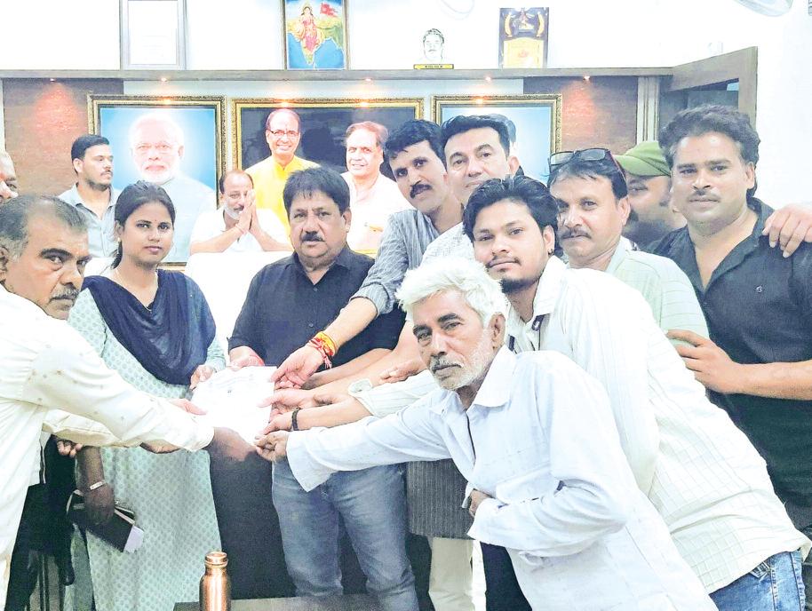 जल भराव, अधूरी पुलिया को लेकर दिया ज्ञापन