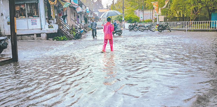 36 घंटे से रूक-रूक कर निरंतर बारिश से नगर हुआ सराबोर, लगी बारिश की झड़ी