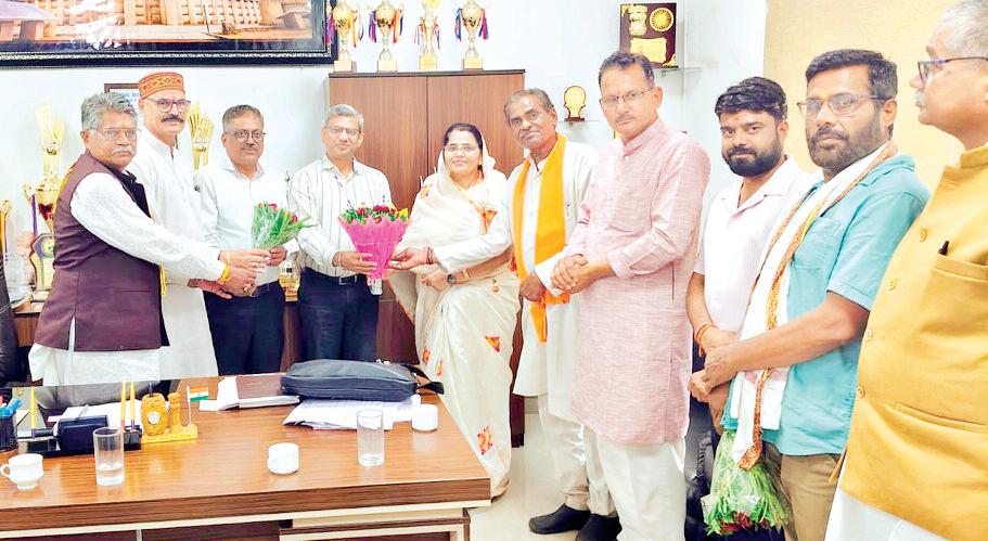 राज्यमंत्री दर्जा प्राप्त होने पर जिला पंचायत अध्यक्ष का किया सम्मान