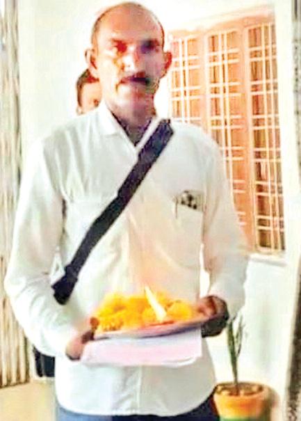 जनसुनवाई में आया अनोखा मामला पंचायत ने नहीं किया 6 लाख भुगतान, जनसुनवाई में पूजन की थाली लेकर पहुंचा ठेकेदार