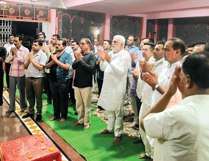 देशवासियों की रक्षा के लिए किया हनुमान चालीसा का पाठ व महाआरती