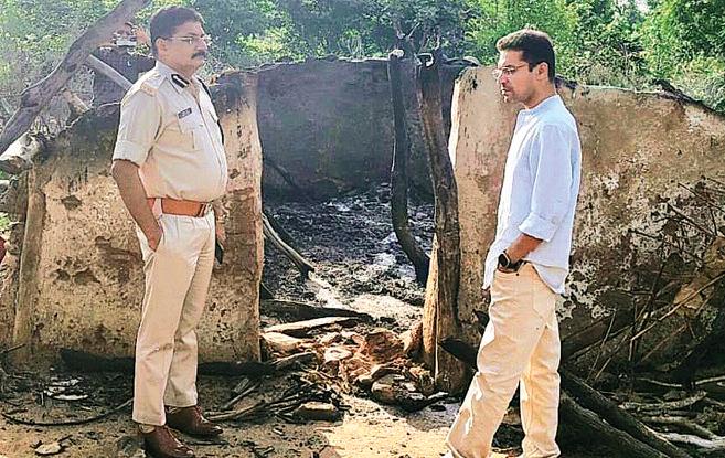 ग्राम सिरसौद में आग लगाई, घायलों को अस्पताल भेजा गया जलती झोपड़ियों की आग बुझाने पहुंची दमकल