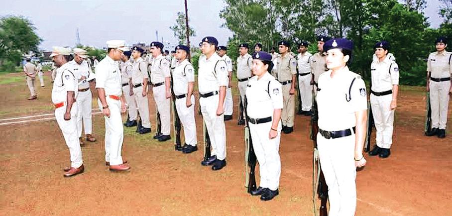जिनमें कमियां मिली उन्हें सुधारने के निर्देश दिए जिनका प्रदर्शन पुलिस लाइन में अच्छा रहा उन्हें पुरस्कृत किया