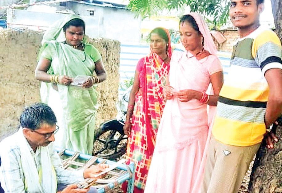 आयुष्मान भारत योजना : वृद्धजनों के घर जाकर बनाए जा रहे आयुष्मान कार्ड