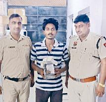 आरोपी से एक देशी कट्टा व तीन कारतूस बरामद रेवाड़ी में झोटा गैंग का सरगना हथियार के साथ काबू, दो माह पहले जमानत पर छूटा था