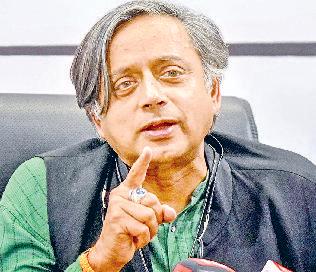शशि थरूर पर हंगामा क्यों है बरपा