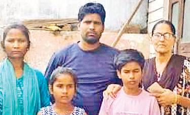 लापता बेटा 29 साल बाद लौटा घर, मां की आंखों से निकला आंसुओं का सैलाब
