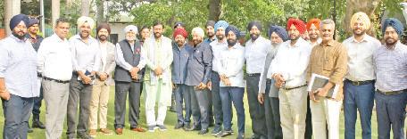 सीएम से मिले सिख उद्योगपति, बोले- उद्योगों की स्थापना के लिए प्रक्रिया सरल बनाई जाए