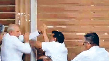 हंगामे की भेंट चढ़ी नप हाउस की मीटिंगः प्रतिनिधि के बैठने का विरोध, विधायक बोले- पूर्व-मंत्री के इशारे पर हुआ विधायक अरोड़ा और भाजपा पार्षद-प्रतिनिधि में हाथापाई, बैठक में जमकर चले थप्पड़-मुक्के