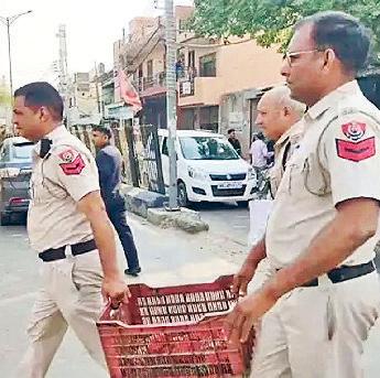 नवजात को जन्म देकर कूड़े के ढेर में फेंका, कुत्ता बाजार में खींच लाया शव