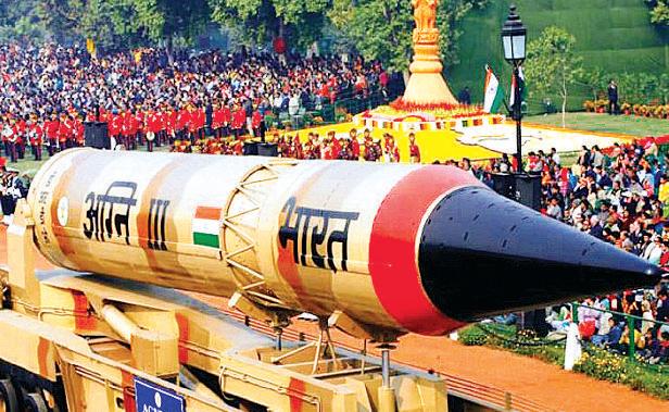 अमेरिकी रक्षा खुफिया रिपोर्ट में हुआ खुलासा अस्तित्व मिटने की चिंता के चलते चीन की मदद से पाकिस्तान बना रहा विनाशकारी हथियार, भारत ग्लोबल लीडर के रूप में उभर रहा