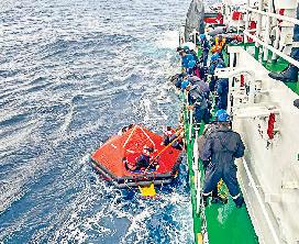 केरल में लाइबेरियाई जहाज डूबा, नेवी व कोस्टगार्ड ने सभी 24 क्रू मेंबर्स को बचाया