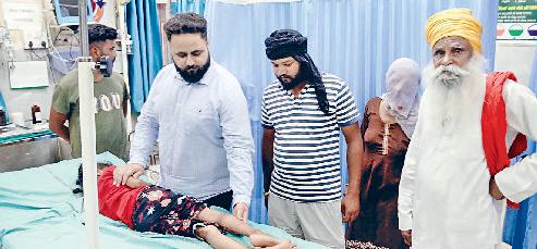 प्रश्न का जवाब न देने पर अध्यापक ने तीसरी कक्षा की छात्रा को बेरहमी से पीटा