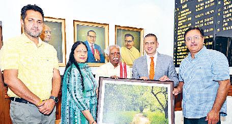 राज्यपाल ने पर्यावरण दिवस की थीम पर आधारित कला चित्र का अनावरण किया प्लास्टिक प्रदूषण आज की सबसे गंभीर पर्यावरणीय चुनौतियों में से एक