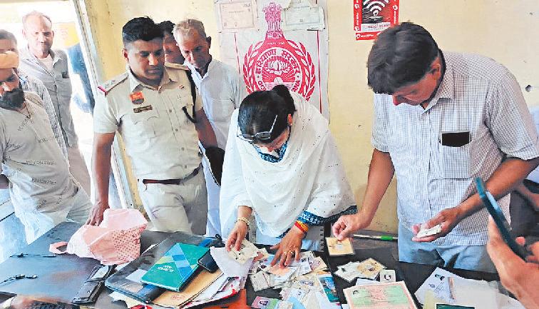 फर्जी पेंशन बनाने वाले रैकेट का भंडाफोड़, नकली स्कूल सर्टिफिकेट, आधार कार्ड और मुहरें बरामद