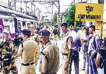 मुंबई के निकट लोकल ट्रेन से गिरकर चार लोगों की मौत, रेलवे की स्वचालित दरवाजे लगाने की योजना