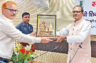 केंद्रीय कृषि मंत्री शिवराज ने आईआईवीआर का दौरा कर कामकाज की समीक्षा की