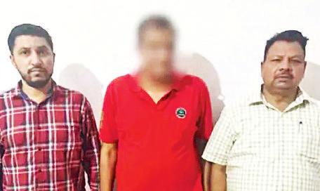 रिश्वत लेते रंगे हाथ पकड़े गए सीएमओ