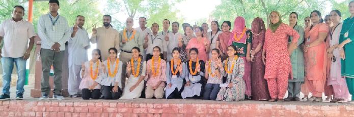 मेधावी विद्यार्थियों को किया सम्मानित