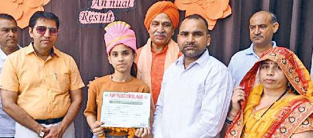 गरीब पिता की बेटी बनी सबका आदर्श