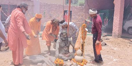 21 धूणों के बीच तपस्या में बैठे महंत सुखदेवानंद